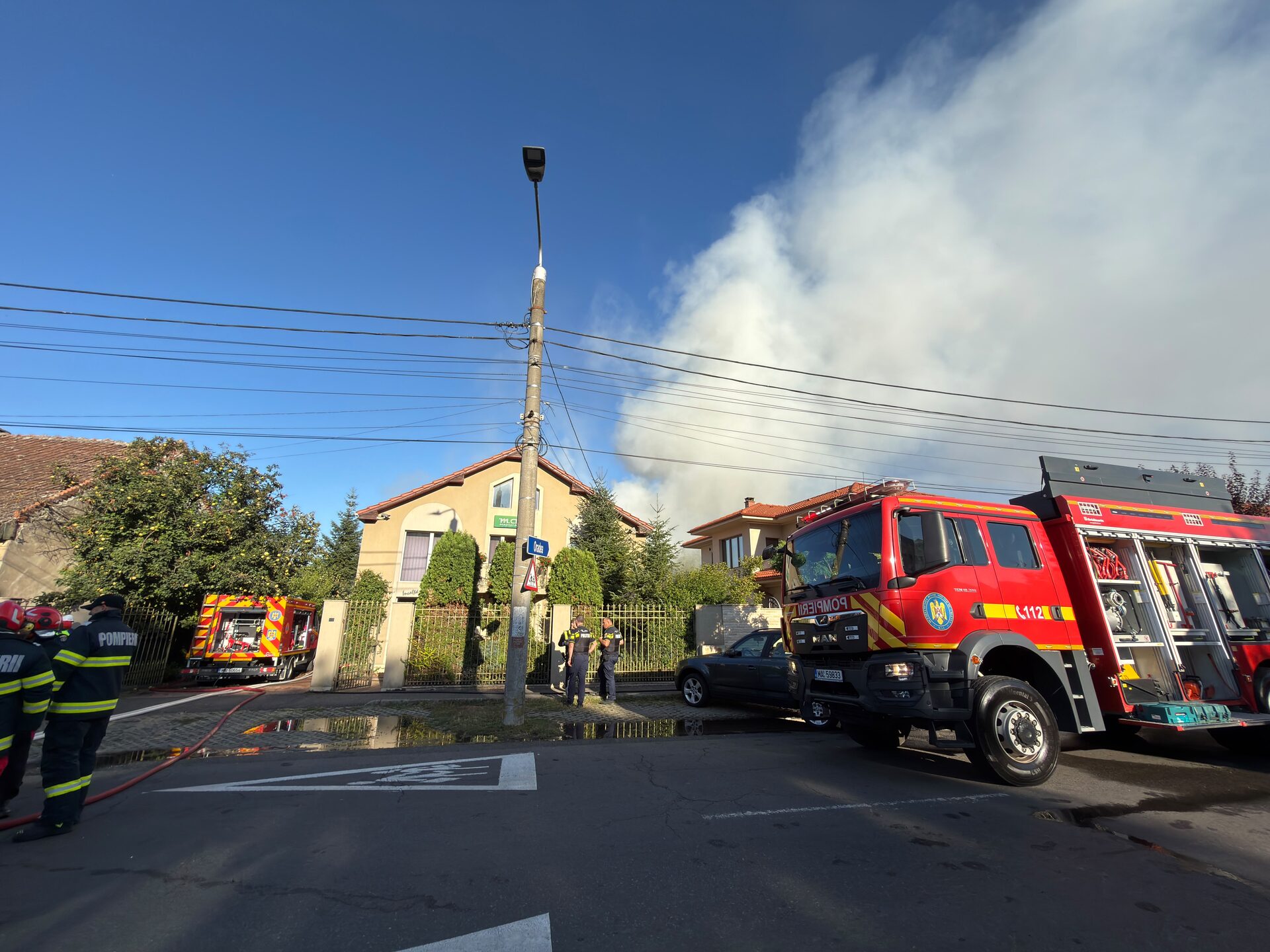 Intervenție dificila pentru pompieri la incendiul de pe Cloșca - piele, lacuri și solvenți au ars degajând un fum gros și periculos